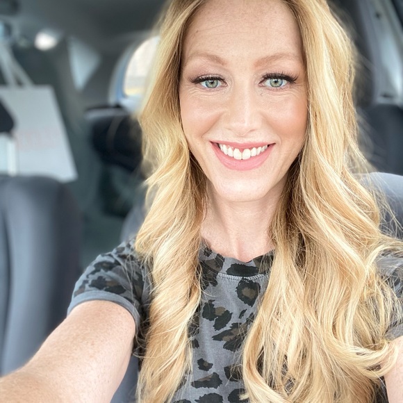 Meet your Posher, Stephanie - Picture 2 of 6